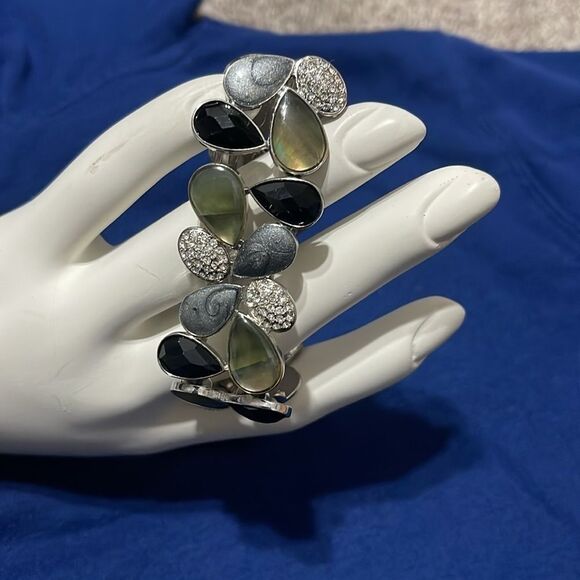 Lia Sophia “Edge of Night” Stretch Bracelet w/Mother of Pearl, Resin & Crystals - Picture 3 of 5